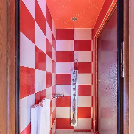Apolis Hotel