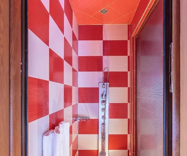 Apolis Hotel